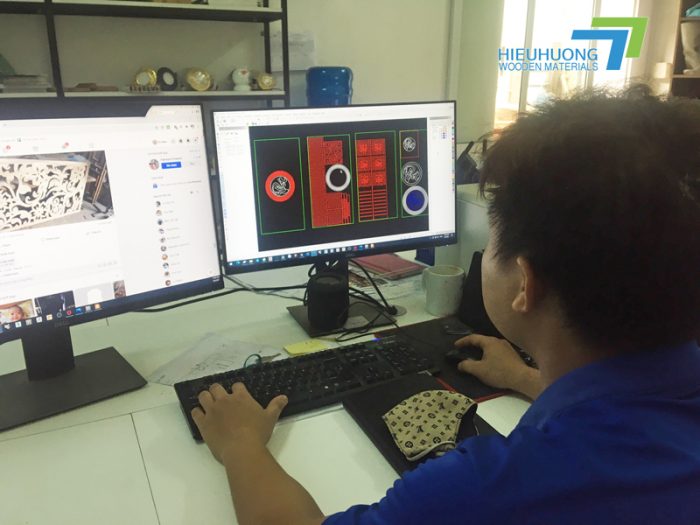 Nhân viên của Hiếu Hương đang dựng file cắt CNC