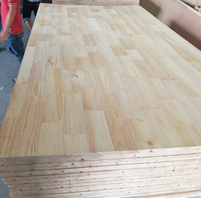 Hình ảnh tấm gỗ thông ghép thanh tại kho Hiếu Hương