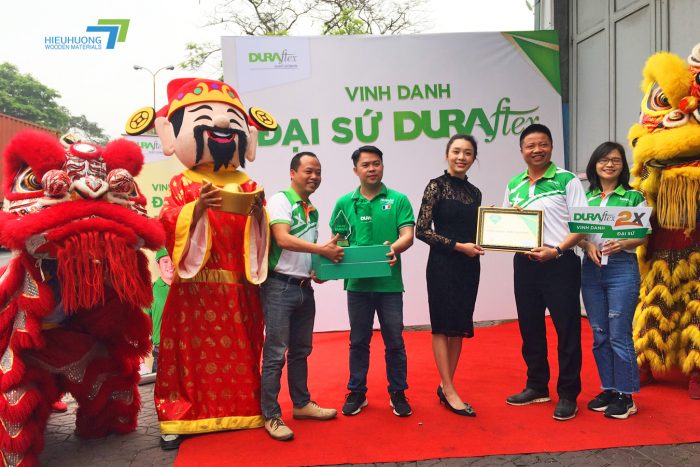 Hiếu Hương được trao tặng đại lý xuất sắc