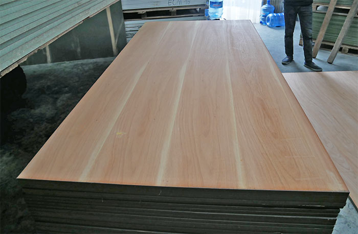 Gỗ MDF lõi xanh choosnga ẩm phủ Veneer gõ đỏ 
