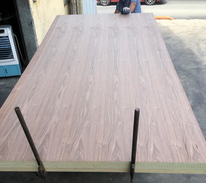 Ván MDF phủ veneer óc chó mặt B