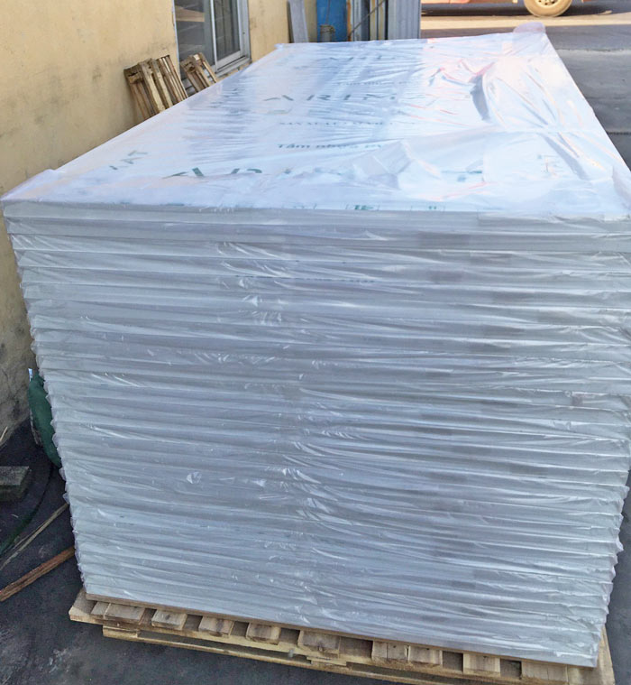 Hình ảnh tấm gỗ nhựa Arimat tại kho Hiếu Hương