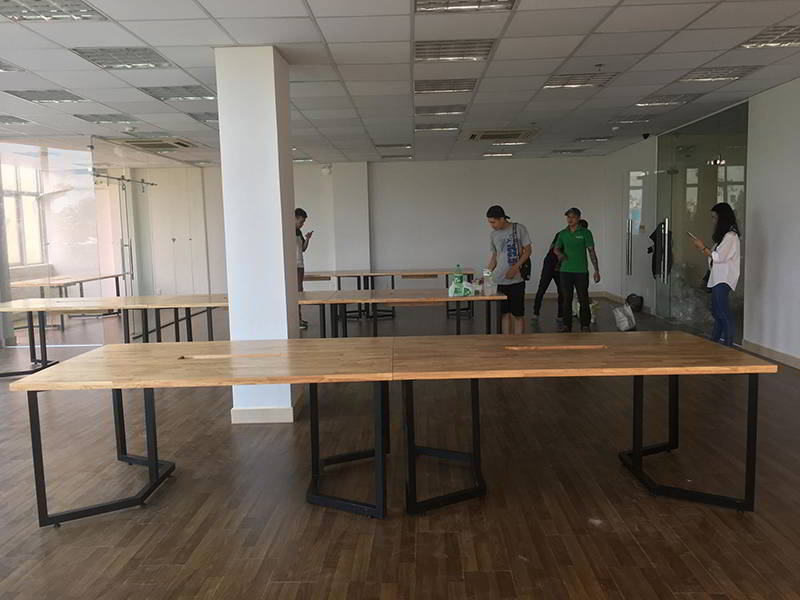 Nội thất văn phòng làm bằng gỗ cao su