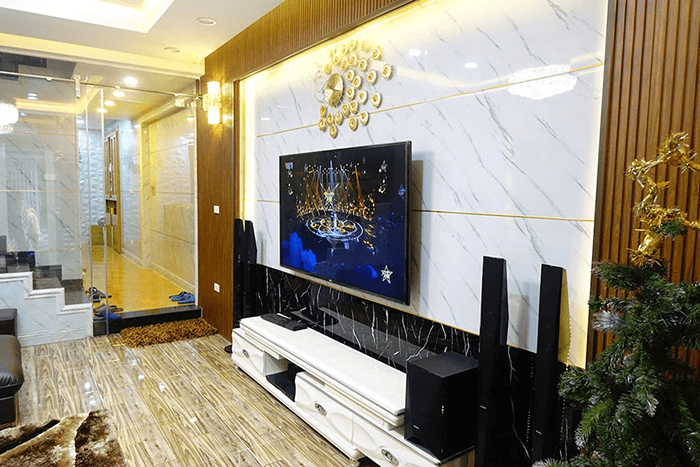 Phòng khách được trang trí bằng tấm nhựa vân đá
