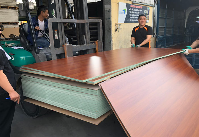 Ảnh tấm ván mdf lõi xanh phủ melamine tại kho Hiếu Hương