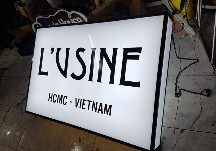 Biển hộp đèn làm bằng nhựa Mica