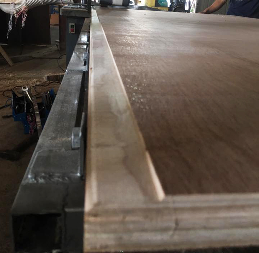 Mặt gỗ dán dầu và được soi cạnh