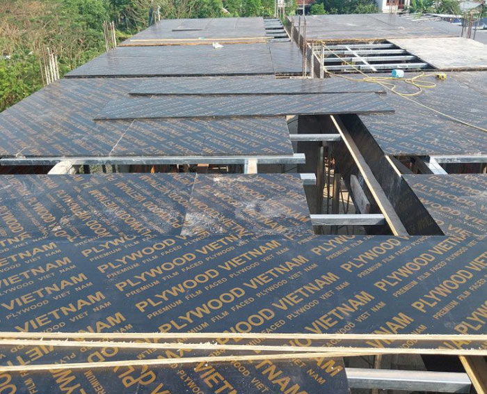 Hình ảnh ván coppha phủ phim trên công trường