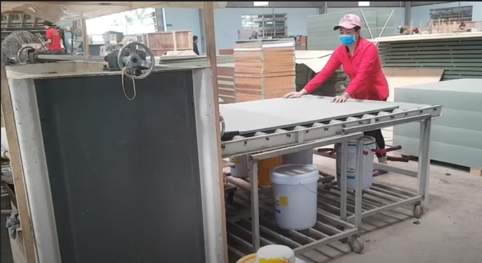 Máy lăn keo sữa lên ván gỗ công nghiệp