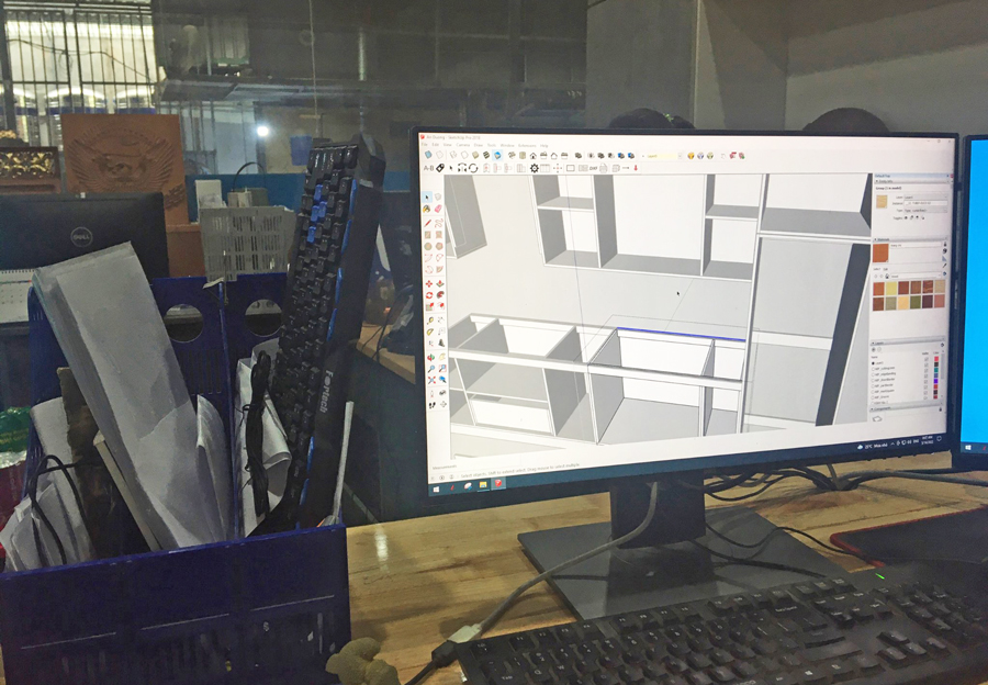 Kỹ thuật viên của Hiếu Hương bóc tách sản phẩm nội thất