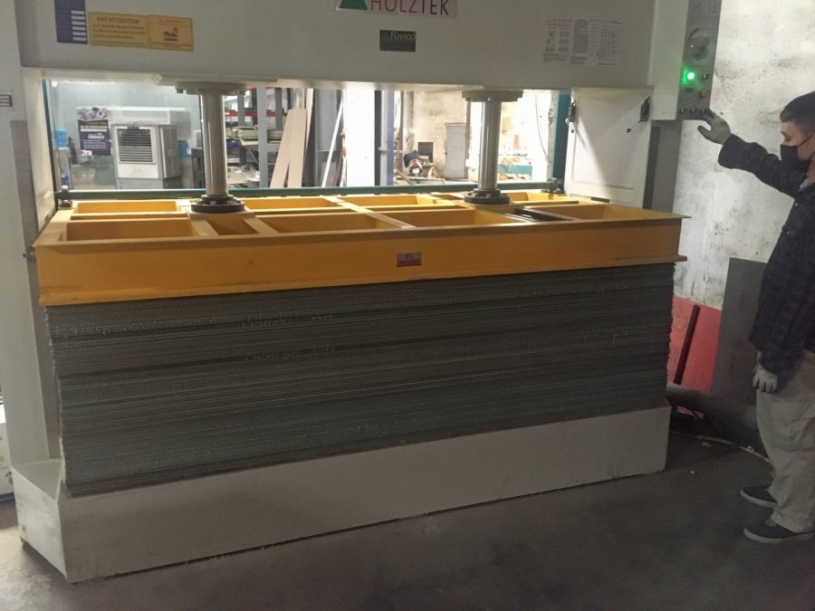 Máy ép nguội tấm Laminate sau khi dán keo nhiệt và keo phun