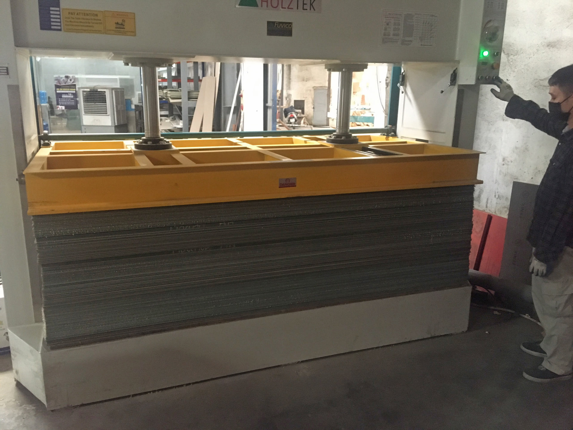 Máy ép nguội tấm Laminate sau khi dán keo nhiệt và keo phun