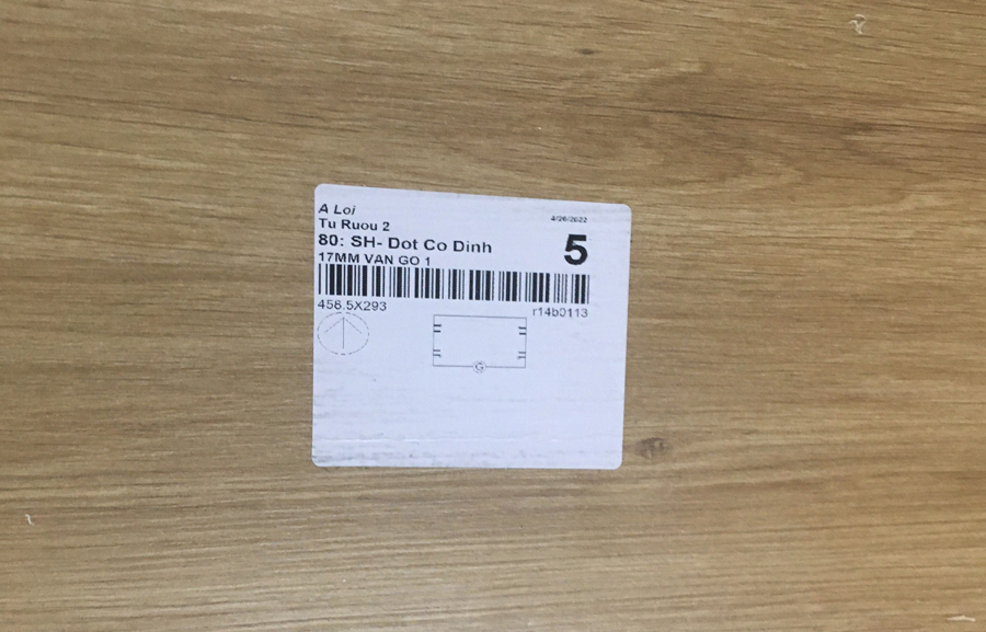 Tấm ván sau khi cắt được dán tem kích thước đầy đủ