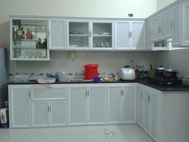 Tủ bếp nhôm kính được nhiều người lựa chọn nhờ giá thành rẻ