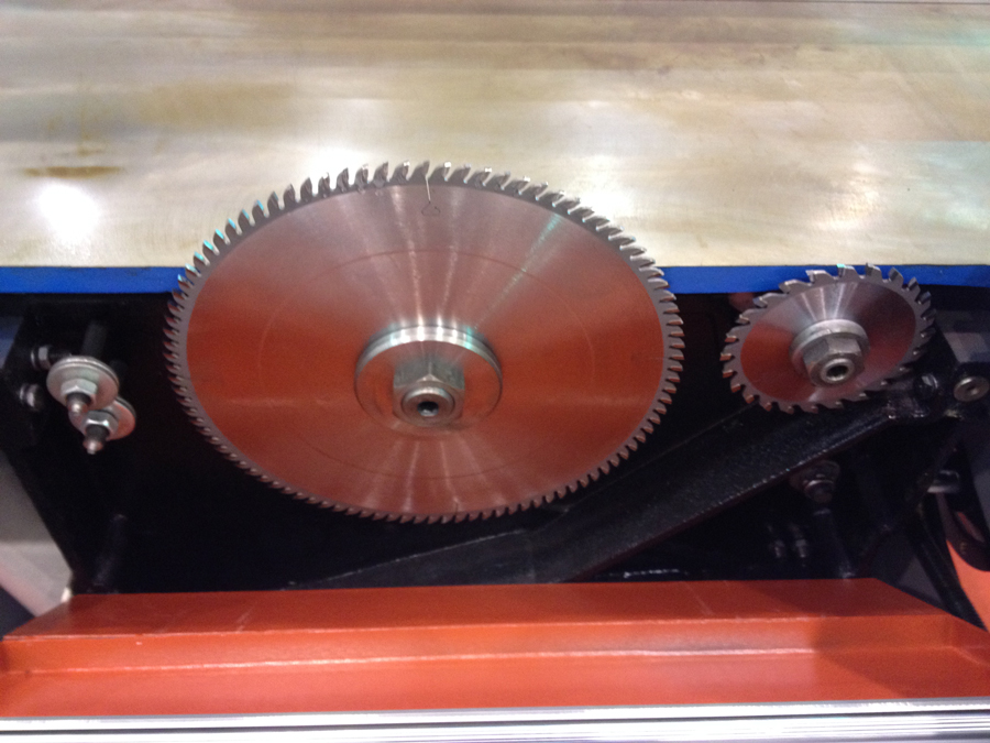 Máy cưa 2 lưỡi giúp tránh xước cạnh khi cắt