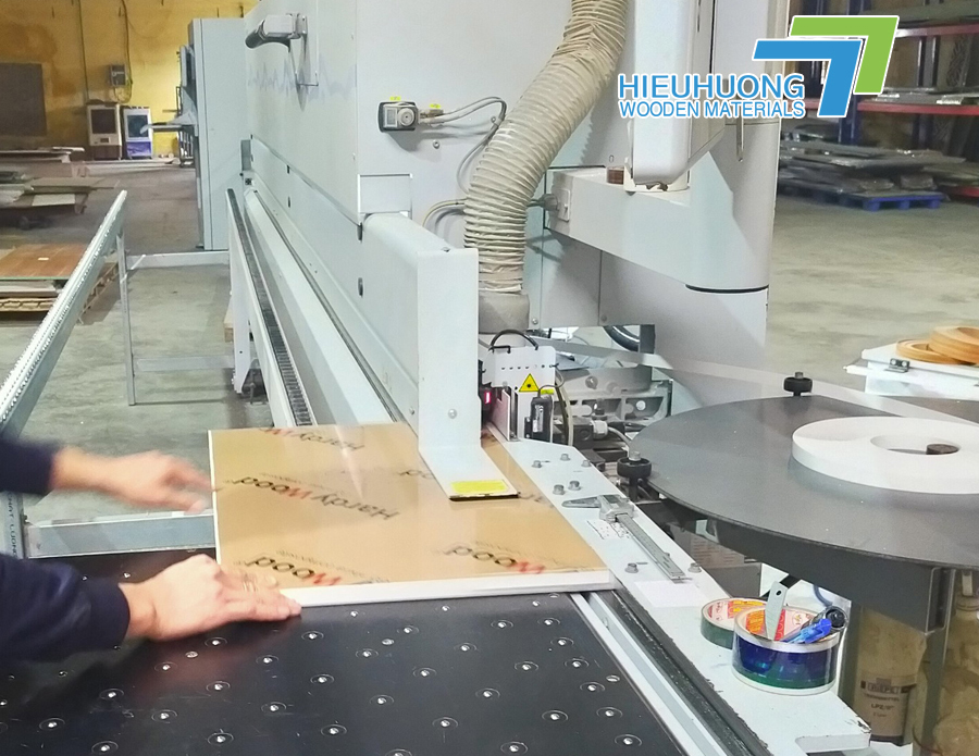 Máy dán chỉ nhựa PVC lên cạnh ván gỗ công nghiệp