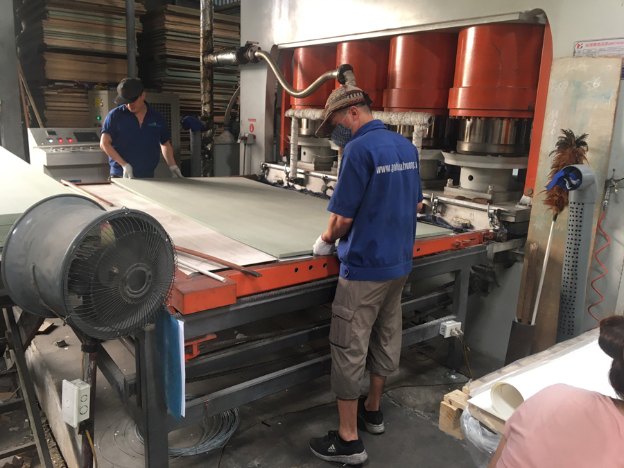 Nhà máy ép phủ Melamine và Laminate của công ty Hiếu Hương