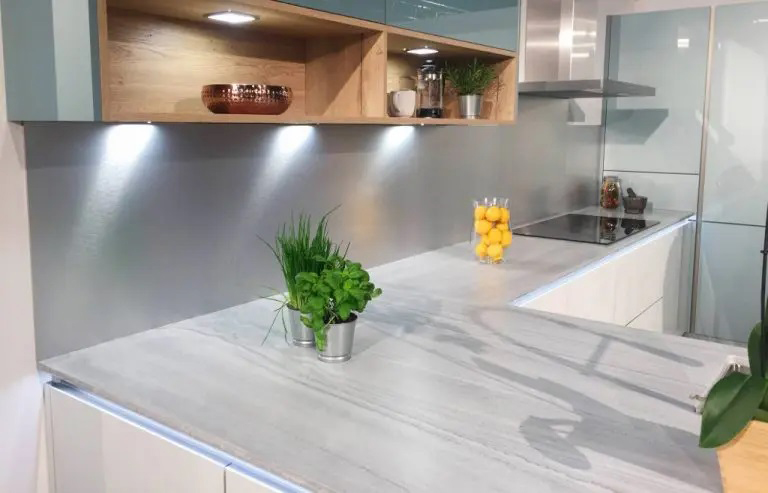 Ứng dụng của tấm laminate kim loại trong thiết kế tủ bếp