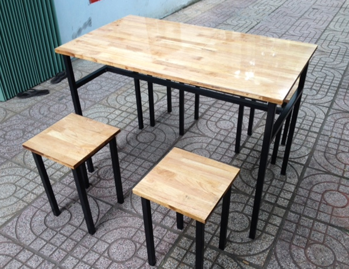 Bàn ghế làm từ tấm gỗ ghép thanh