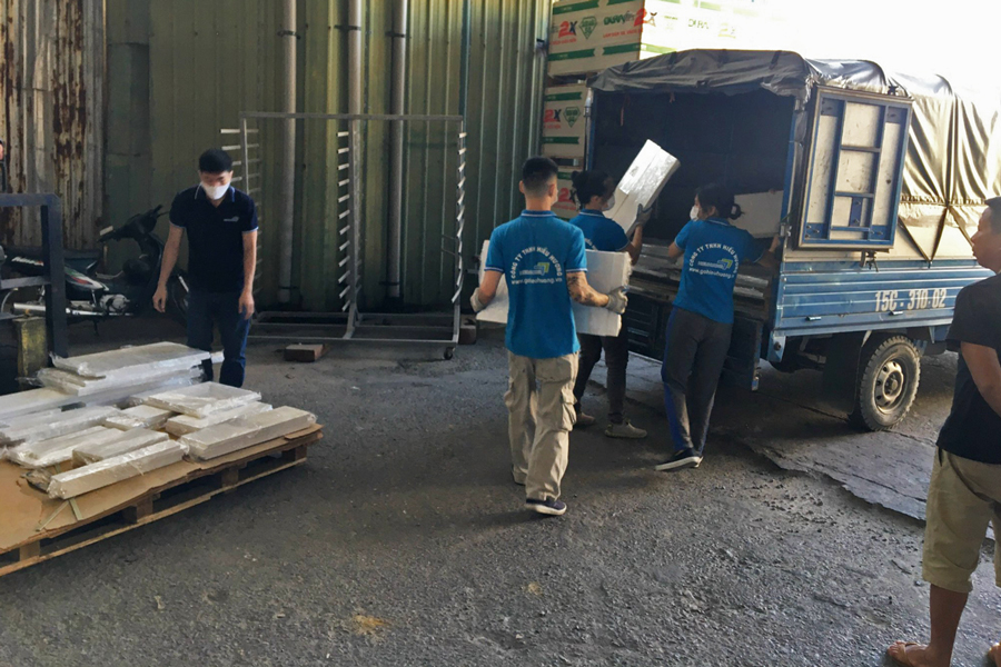 Nhân viên Hiếu Hương giao cánh Acrylic cho khách hàng