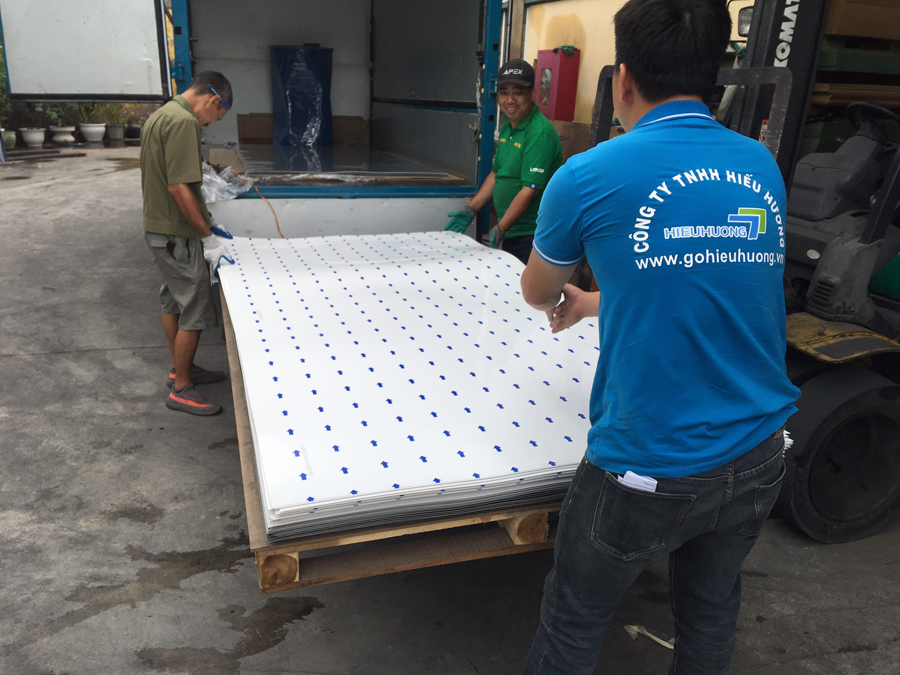 Hình ảnh tấm nhựa Acrylic dùng trong sản xuất tủ bếp