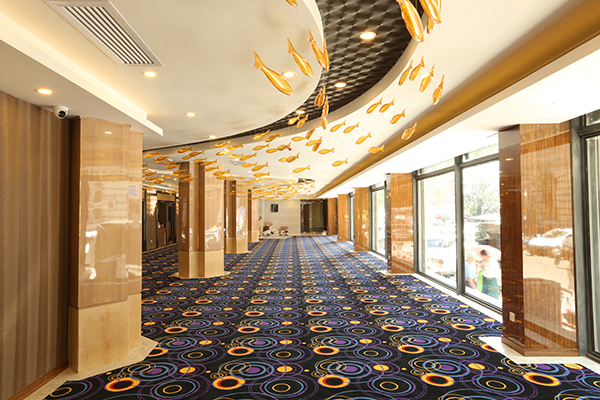 Laminate bóng gương trong thiết kế nội thất đại sảnh