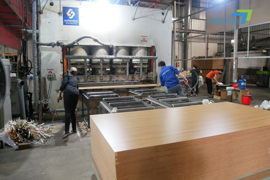 Hệ thống ép phủ melamine hiện đại của công ty Hiếu Hương