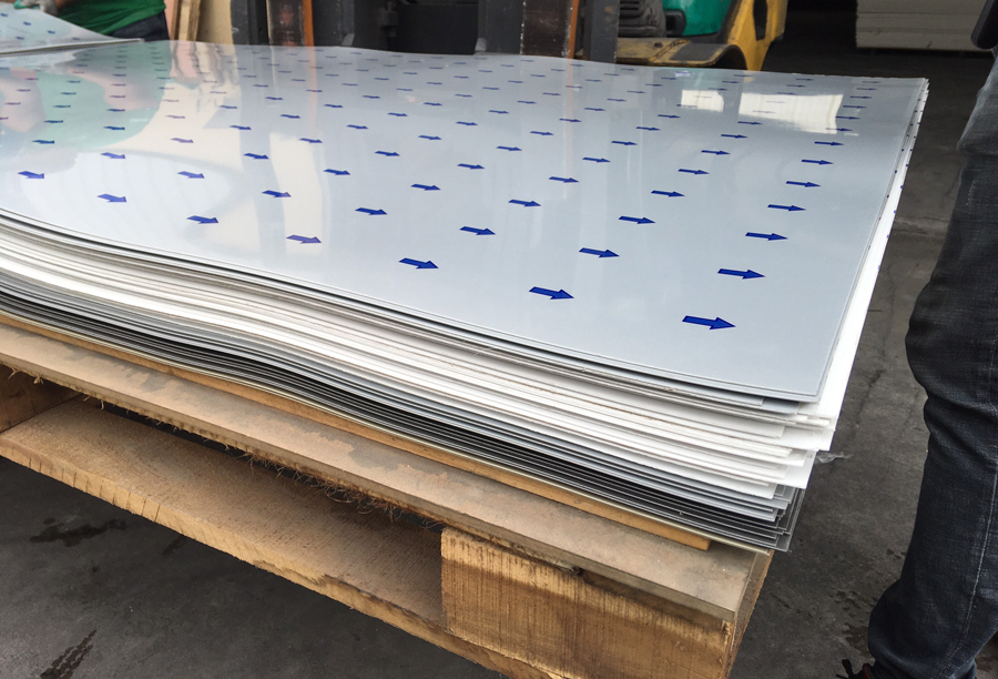 Lớp nhựa Acrylic bóng gương dùng trong tủ bếp