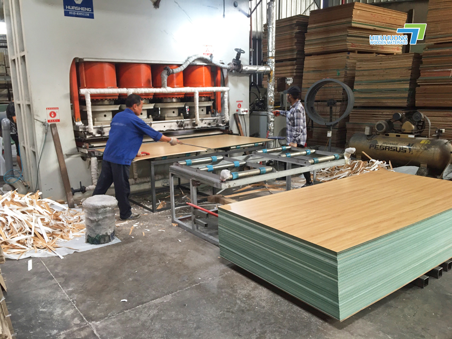 Hình ảnh bên trong nhà máy ép phủ melamine của Hiếu Hương