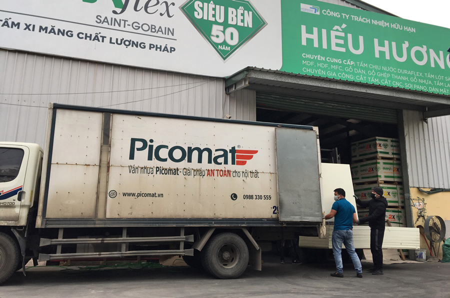 Hình ảnh tấm gỗ nhựa Picomat tại kho của Hiếu Hương