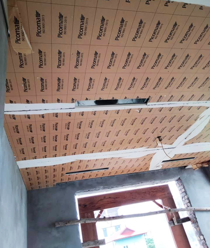 Hình ảnh trần nhựa Picomat đang được thi công