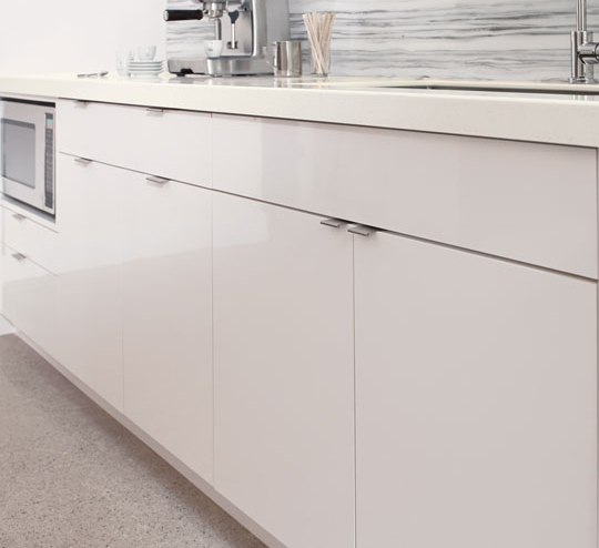 Tủ bếp được làm từ tấm Laminate trắng bóng