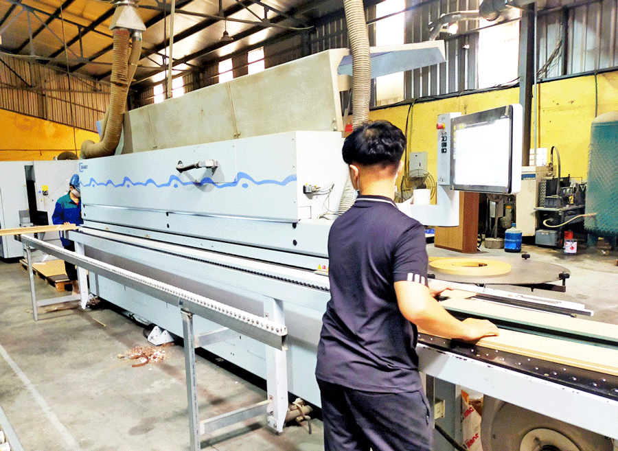 Khi độ ẩm môi trường cao thì lên dán cạnh ngay sau khi cắt