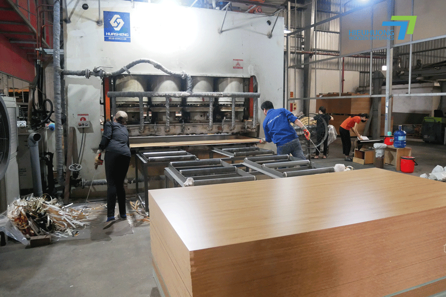 Máy ép Melamine lên gỗ công nghiệp của Hiếu Hương