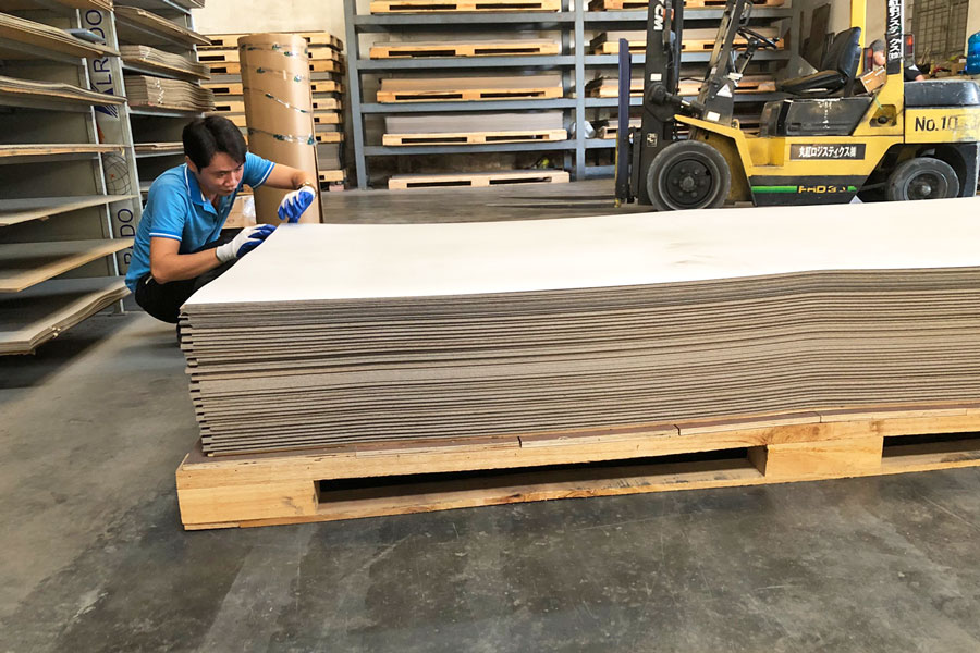 Hình ảnh tấm Laminate trong kho hàng của Hiếu Hương