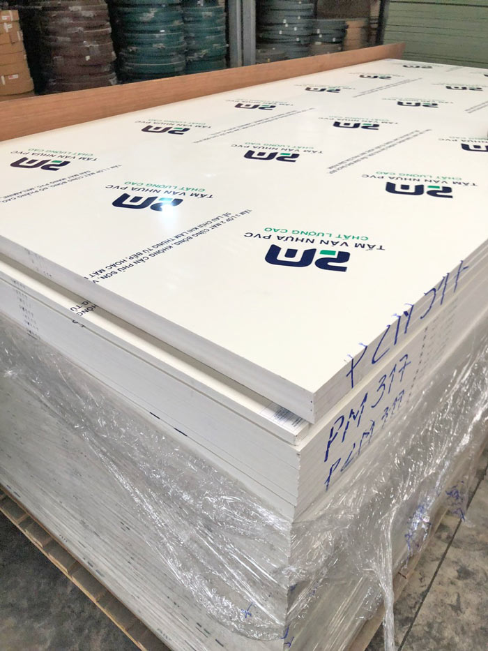 Hình ảnh tấm gỗ nhựa P2M trong kho của Hiếu Hương