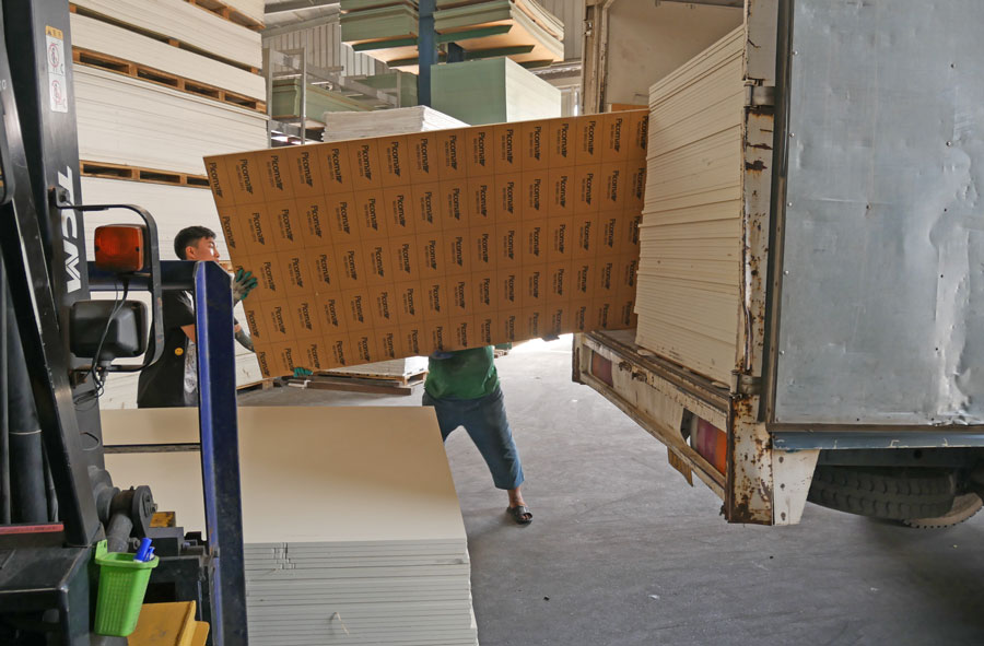 Hình ảnh tấm gỗ nhựa PVC Picomat tại kho của Hiếu Hương