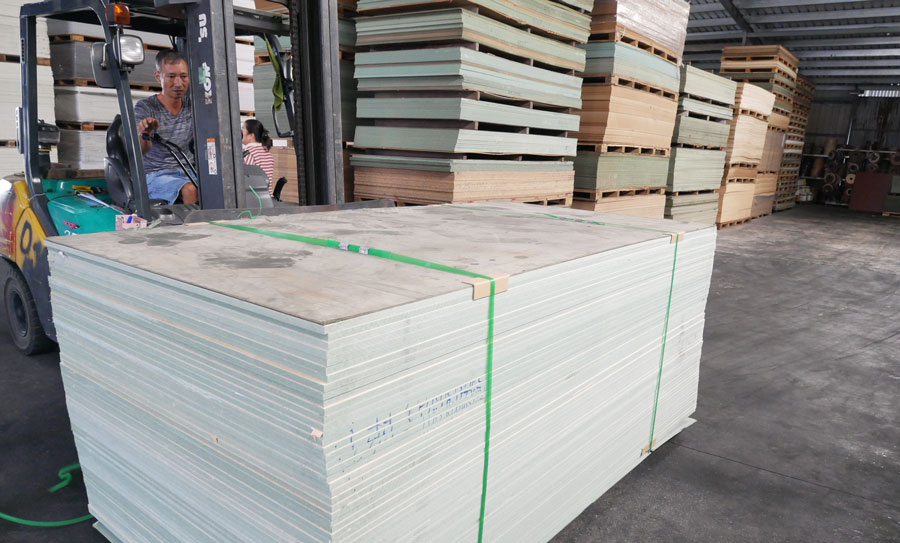 Hình ảnh gỗ mdf phủ veneer trong kho