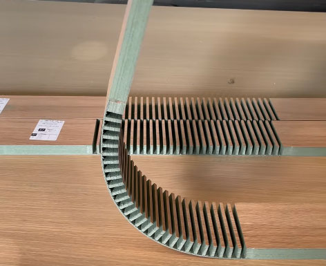 Gỗ MDF có thể dễ dàng uốn cong bằng cách cắt xẻ rãnh mặt sau