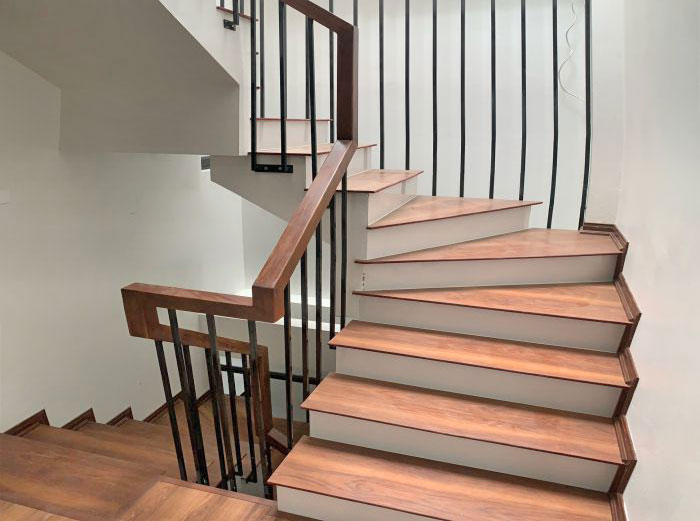 Hình ảnh mặt bậc cầu thang làm bằng gỗ công nghiệp